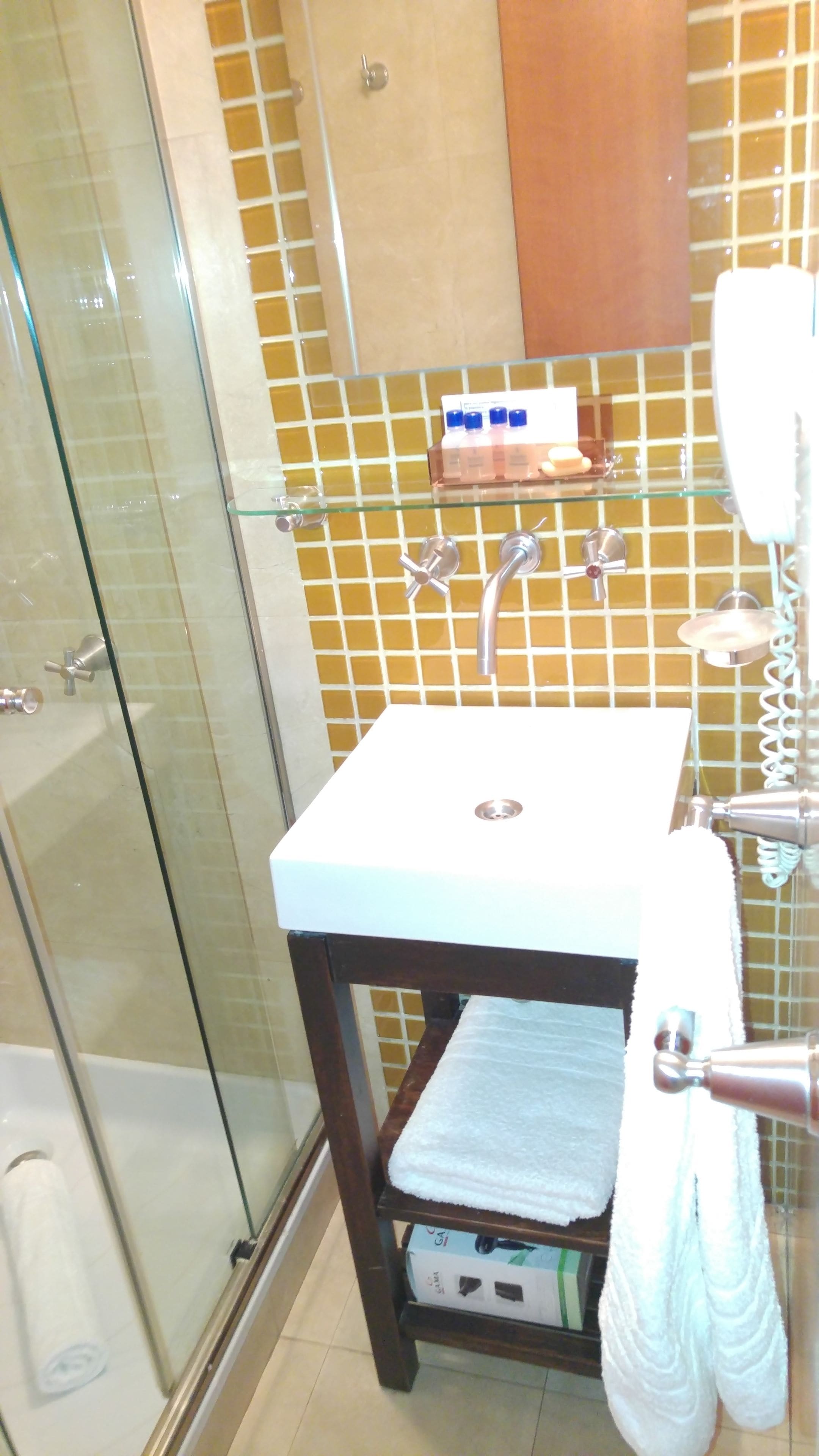 single room | bathroom shower