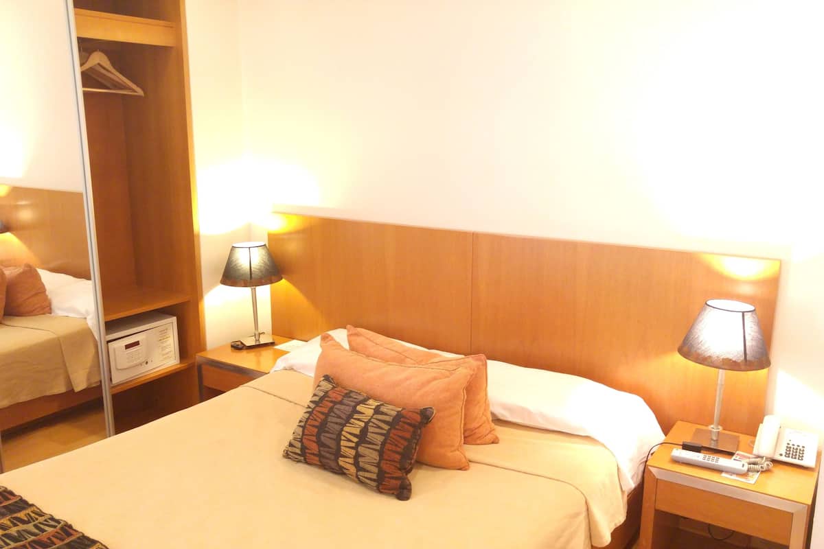Suite Doble Deluxe | Minibar, in-room safe, iron/ironing board, free WiFi