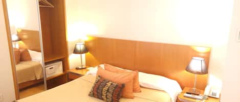 Suite Doble Deluxe | Minibar, in-room safe, iron/ironing board, free WiFi