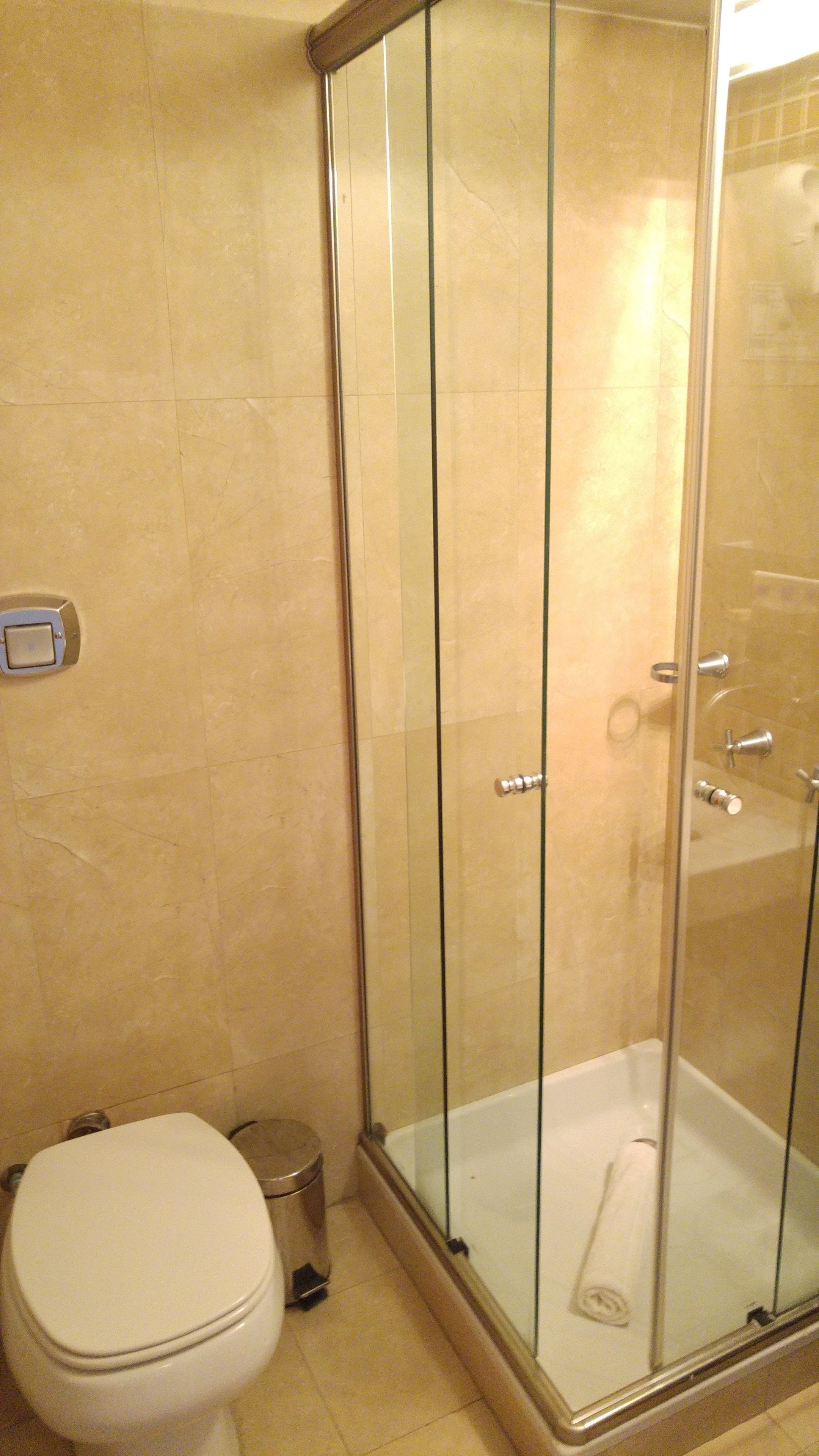 single room | bathroom | combined shower/bathtub, deep-soaking bathtub, rainfall showerhead