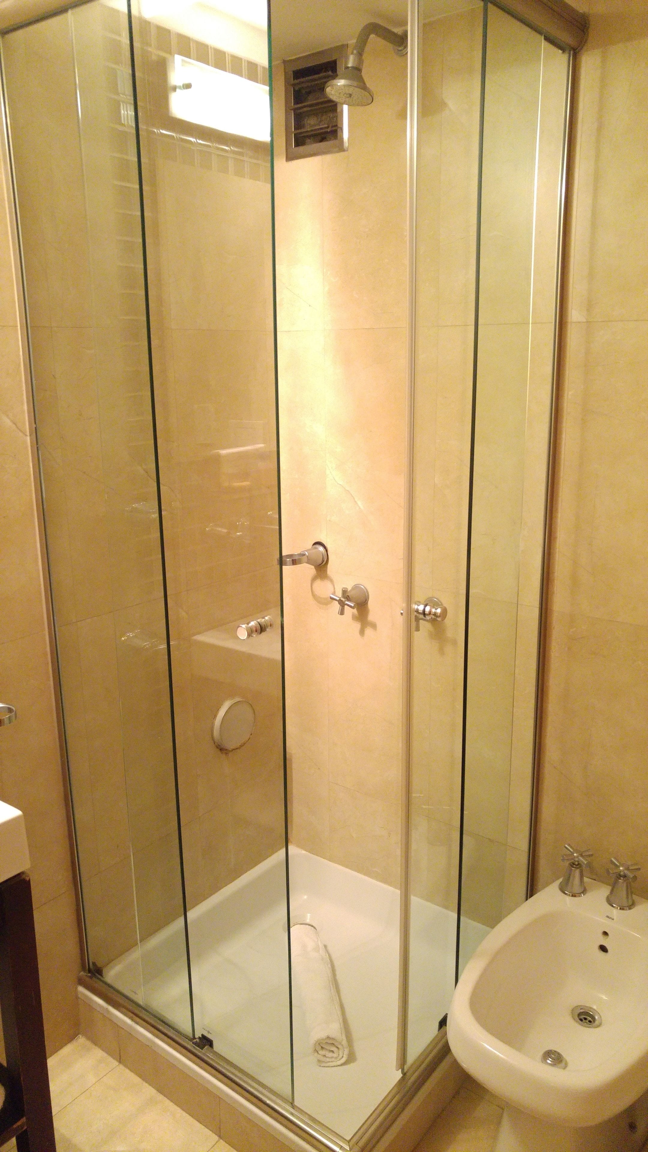 standard single room | bathroom | combined shower/bathtub, deep-soaking bathtub, rainfall showerhead