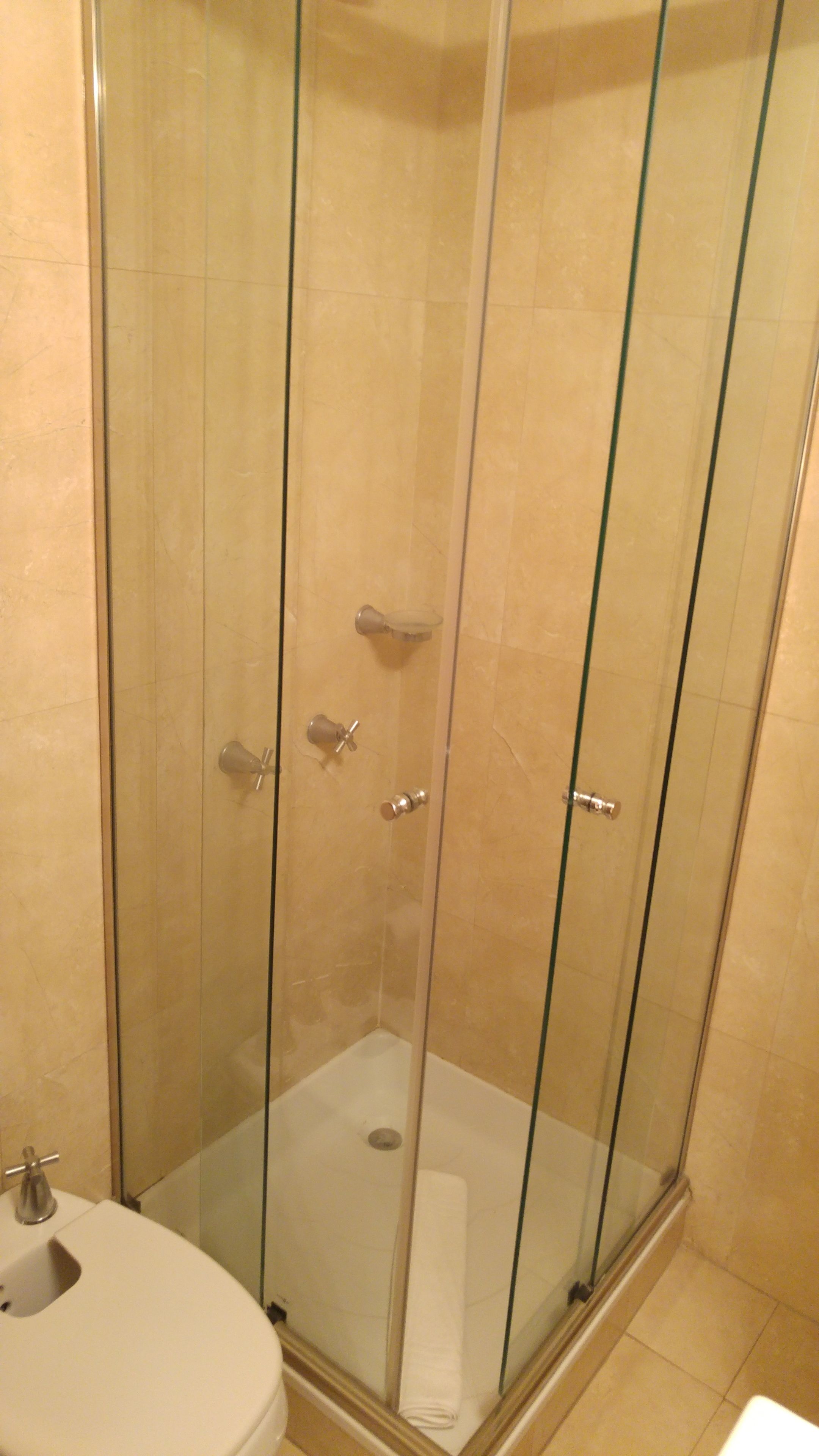 standard double room | bathroom | combined shower/bathtub, deep-soaking bathtub, rainfall showerhead