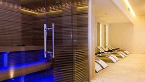 A sauna with benches and a glass partition. - Granduca (Grosseto)