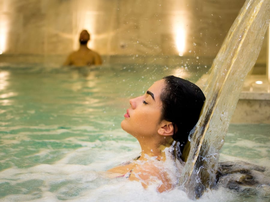 Sauna, hot tub, ruang uap, perawatan tubuh, dan body scrub