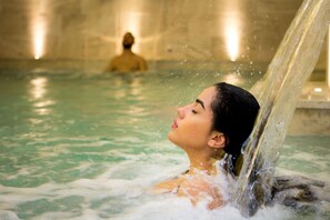 A person in a hot tub with water flowing over them. - Granduca (Grosseto)
