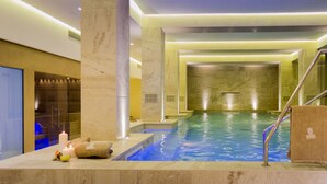 A spa area with a pool, marble columns, and a towel rack. - Granduca (Grosseto)
