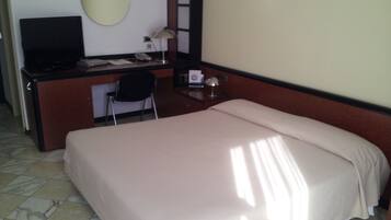 Einzelzimmer | Minibar, Schreibtisch, schallisolierte Zimmer, kostenloses WLAN