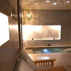 Salas de tratamiento para parejas, sauna y tina de hidromasaje