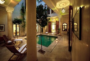 Outdoor pool, sun loungers