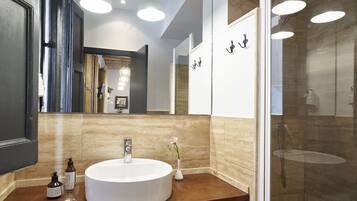 Superior studio, balkon, uitzicht op stad | Badkamer | Een douche, een haardroger, handdoeken