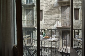 Estudio superior, balcón, vista a la ciudad | Edredón, tabla de planchar con plancha, wifi gratis y ropa de cama 