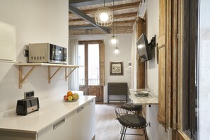 スーペリア スタジオ バルコニー シティビュー | 羽毛の掛け布団、アイロン / アイロン台、WiFi (無料)、ベッドシーツ