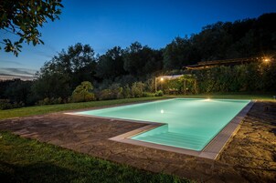 Piscina all'aperto, lettini