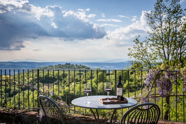 Una piscina al aire libre, sillones reclinables de piscina