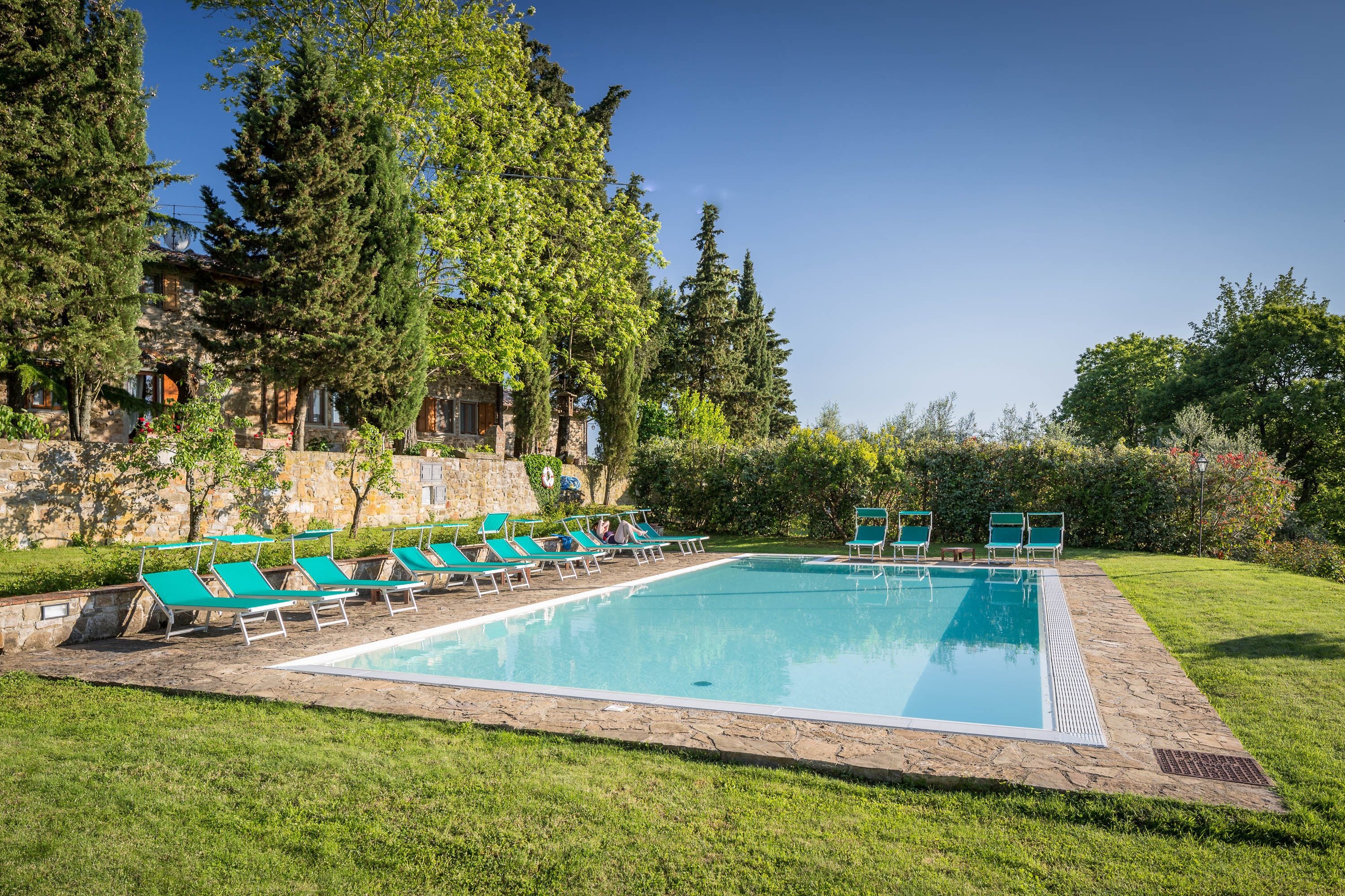 Piscina all'aperto, lettini