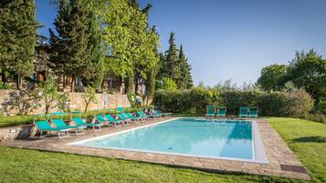 Piscina all'aperto, lettini