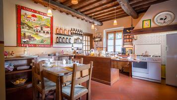 Fridge, oven, stovetop, cookware/dishes/utensils