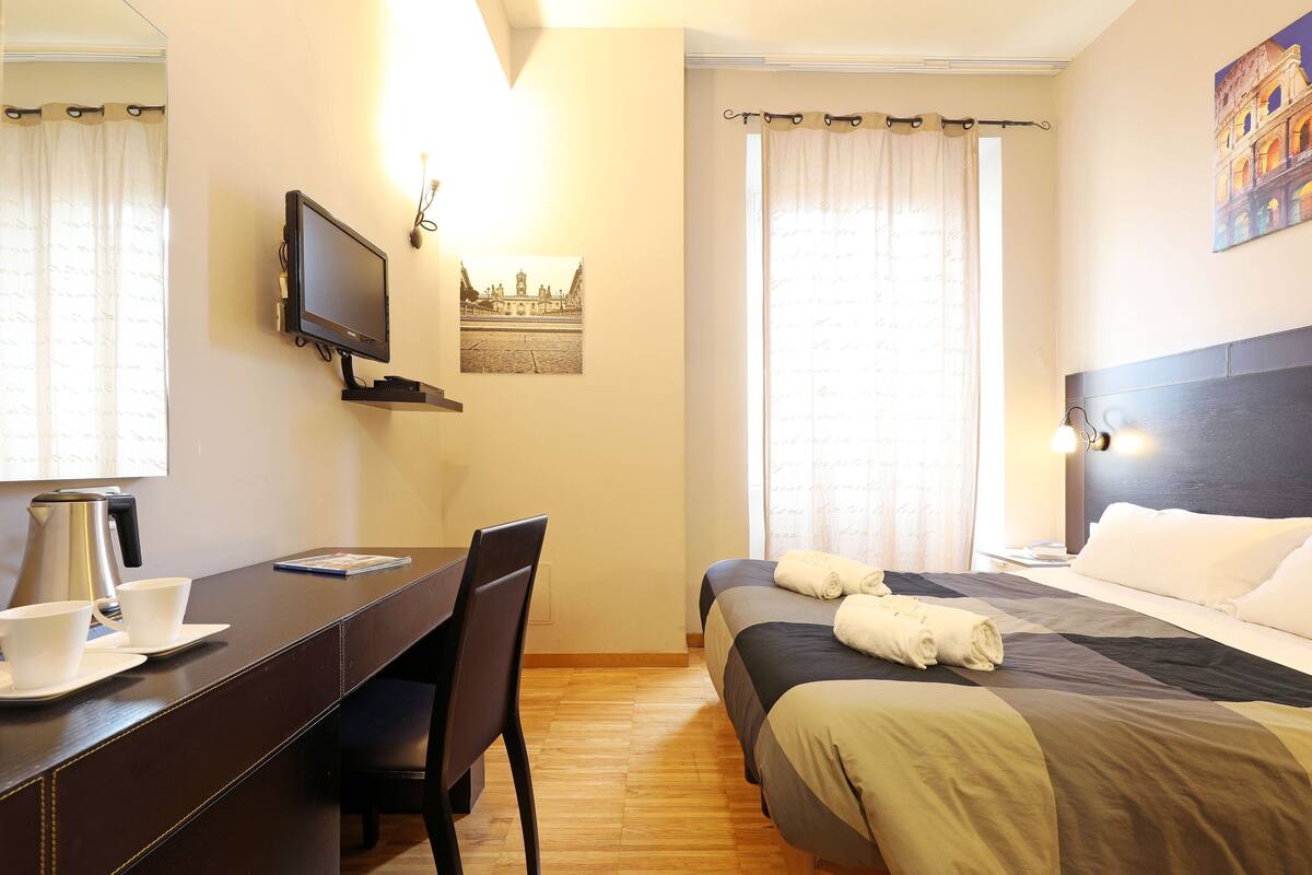 Quarto casal luxo | Cofres nos quartos, escrivaninha, quartos à prova de som