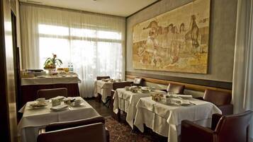 Petit déjeuner buffet (7.00 EUR par personne)