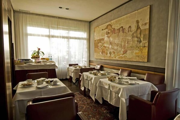 Daily buffet breakfast for a fee