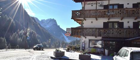 Mặt tiền nơi lưu trú