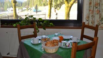 Daily buffet breakfast for a fee