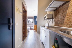 Superior Studio, Kitchenette | Private kitchen | Fridge, microwave, stovetop, coffee/tea maker - AinB Picasso Corders Apartments (Barcelona)