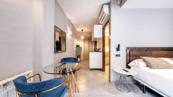 Superior Studio, Kitchenette | Laptop workspace, iron/ironing board, cribs/infant beds, free WiFi