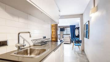 Superior Studio, Kitchenette | Private kitchen | Fridge, microwave, stovetop, coffee/tea maker