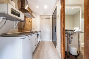 Refrigerador, microondas, placa de cocina, cafetera/tetera