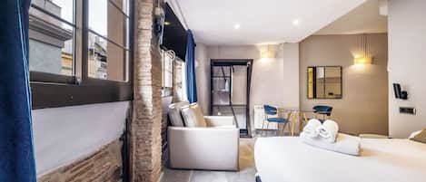 Superior Studio, Kitchenette | Living area | Plasma TV