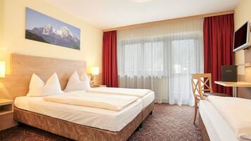 Dreibettzimmer | Zimmersafe, Schreibtisch, Verdunkelungsvorhänge, kostenlose Babybetten