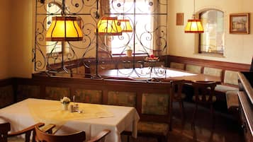 Se sirven desayunos, cenas y cocina alemana