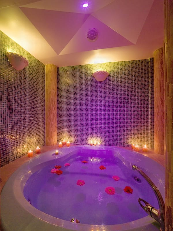 Indoor spa tub
