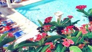 A pool area with lounge chairs and umbrellas. - Hotel do Cerro (Albufeira)