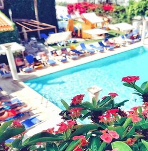 Una piscina techada, 2 piscinas al aire libre