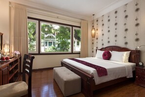 Minibar, brankas, meja kerja, dan tirai kedap cahaya