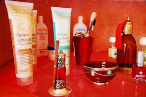 土耳其浴、身体护理、运动按摩、身体磨砂、1 ???、指（趾）甲修剪和护理