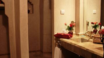 Double Room (Itnan) | Bathroom | Shower, hair dryer, bathrobes, towels