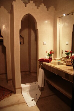 双人房 (Itnan) | 浴室 | 淋浴设施、吹风机、浴袍、毛巾