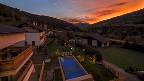 Un quartier résidentiel doté d’une piscine, de plusieurs maisons et bordé par des montagnes.