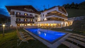 Un hôtel doté d’une piscine, d’un espace extérieur aménagé et d’un bar.