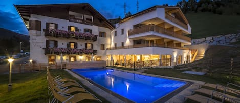 Quadrupla familiare, 2 letti matrimoniali, balcone | Esterni