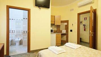 Double Room Single Use | Minibar, desk, soundproofing, free cots/infant beds