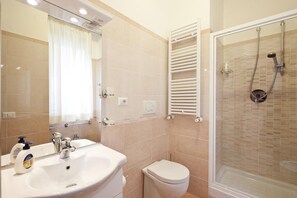 Shower, hair dryer, bidet, towels - La Porta (Rome)