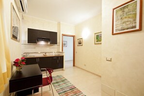 Frigorífico, microondas y cafetera o tetera