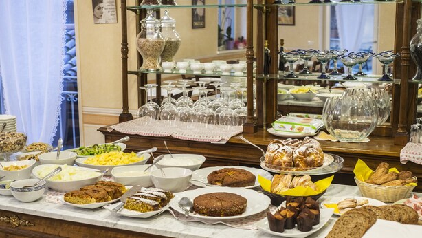 Un bufé con diferentes tipos de comida y cristalería.