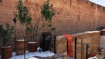 Piscine couverte, piscine extérieure, parasols de plage, chaises longues