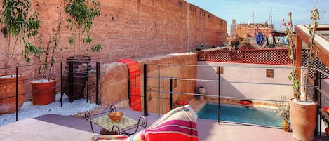 Innendørsbasseng,utendørsbasseng, bassengparasoller og solsenger