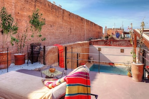 Piscine couverte, piscine extérieure, parasols de plage, chaises longues